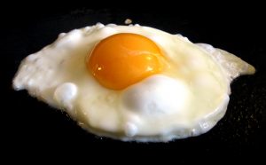 a photo of a fried egg.