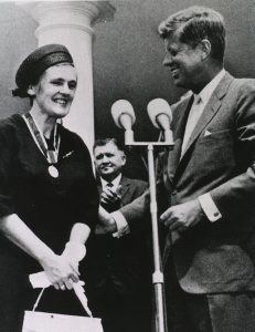 Frances Kelsey being honored by President Kennedy