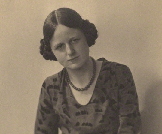 A black and white photo of Joan Robinson from the 1920s